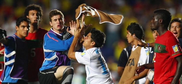 世界足球壮观开幕式点燃赛事热情，球迷欢呼雀跃