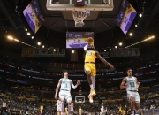 湖人三巨头联手，逆转取胜得分突破，黄蜂冲击季后赛！