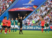 足球场上再现惊险一幕，国内顶尖球队激战呈现