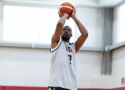 篮球队员因家庭伤情暂时缺席比赛